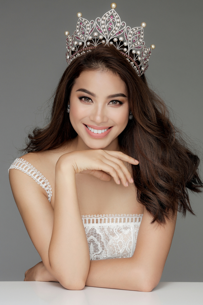 Phạm Hương chọn c&aacute;ch sống kh&eacute;p k&iacute;n để được cuộc sống b&igrave;nh y&ecirc;n.