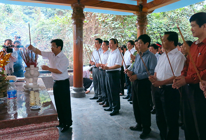 C&aacute;c vị l&atilde;nh đạo tỉnh v&agrave; huyện đến d&acirc;ng hương tại th&aacute;c Bụt, cầu b&igrave;nh an cho người d&acirc;n.