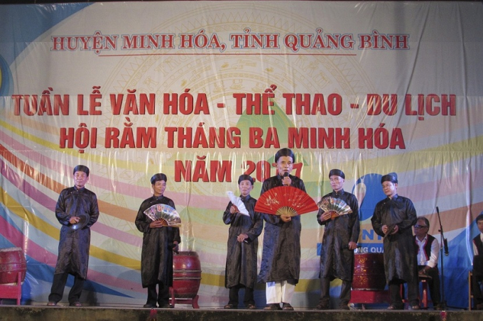 C&aacute;c cao ni&ecirc;n h&aacute;t Sắc b&ugrave;a tại hội rằm th&aacute;ng ba.&nbsp;