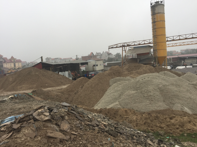 Trạm trộn b&ecirc; t&ocirc;ng kh&ocirc;ng ph&eacute;p tại x&atilde; Văn Kh&ecirc;, M&ecirc; Linh, H&agrave; Nội hoạt động ngang nhi&ecirc;n.