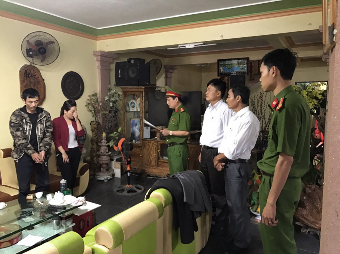 Thi h&agrave;nh lệnh kh&aacute;m x&eacute;t nh&agrave; của đối tượng L&ecirc; Quang Tuấn. (Ảnh: C&ocirc;ng an Thanh H&oacute;a)