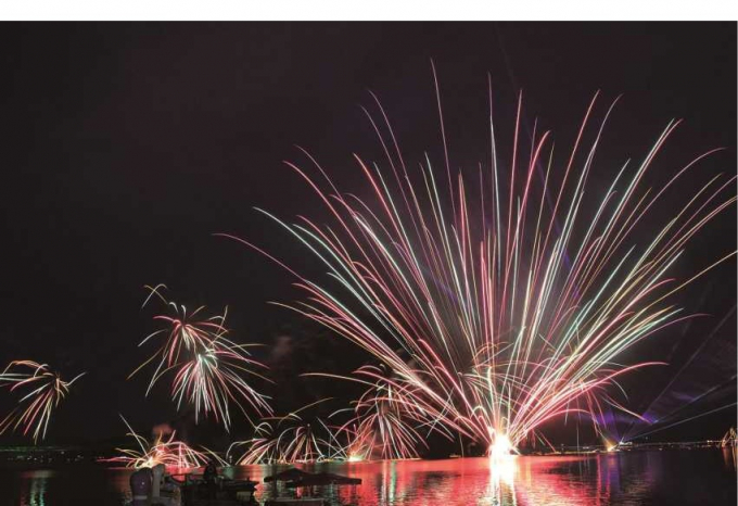 Đội ph&aacute;o hoa Nhật Bản&nbsp;sở hữu kỹ thuật ph&aacute;o hoa v&ocirc; c&ugrave;ng độc đ&aacute;o, cho ph&eacute;p h&igrave;nh d&aacute;ng ph&aacute;o hoa ổn định khi ph&aacute;t nổ.