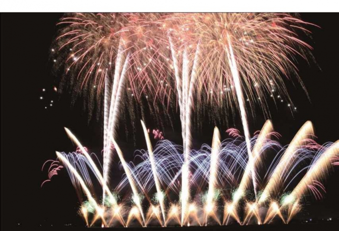 M&agrave;n tr&igrave;nh diễn c&ugrave;ng nhạc nền đẳng cấp của đội ph&aacute;o hoa Tamaya Kitahara.&nbsp;