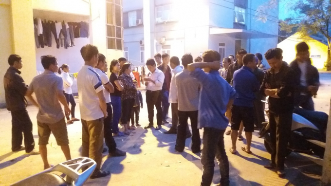 Người th&acirc;n ch&aacute;u b&eacute; tập trung tại bệnh viện y&ecirc;u cầu c&aacute;c b&aacute;c sĩ l&agrave;m r&otilde; nguy&ecirc;n nh&acirc;n ch&aacute;u b&eacute; tử &nbsp;vong.