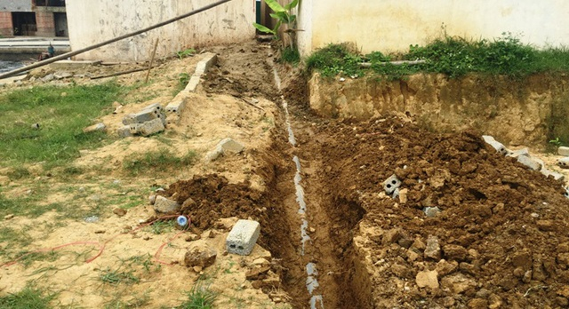 Ống ch&ocirc;n ngầm xả chất thải kh&ocirc;ng qua xử l&yacute; ra s&ocirc;ng &Acirc;m bị cơ quan chức năng ph&aacute;t hiện. (Ảnh: A.Thắng)