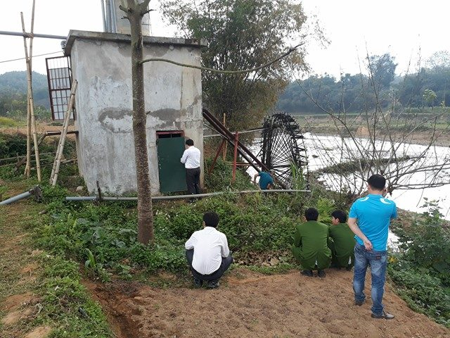 Kiểm tra trạm bơm nước từ s&ocirc;ng l&ecirc;n bể chưa của doanh nghiệp Tuấn Vinh. (Ảnh: A.Thắng)