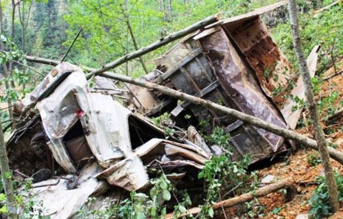 Hiện trường vụ chiếc xe tải bị lật.