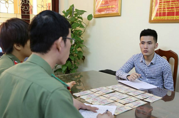 Lại Đăng Hải Linh c&ugrave;ng tang vật tại cơ quan C&ocirc;ng an.