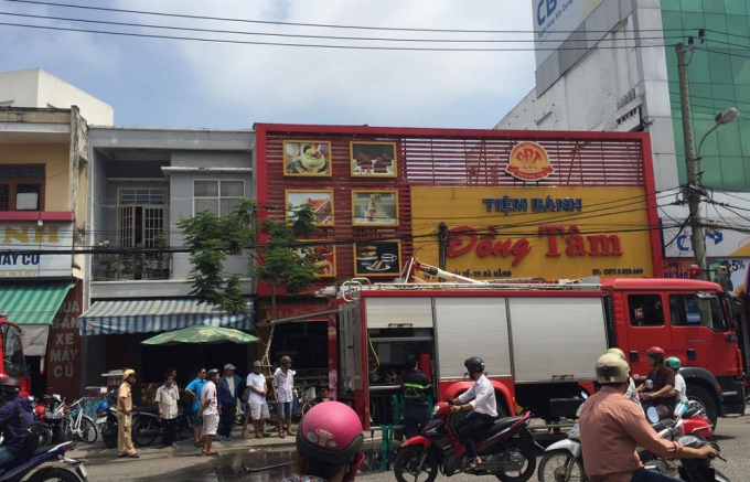 Hiện trường ph&iacute;a trước căn nh&agrave; 3 tầng nơi xảy ra vụ ch&aacute;y .