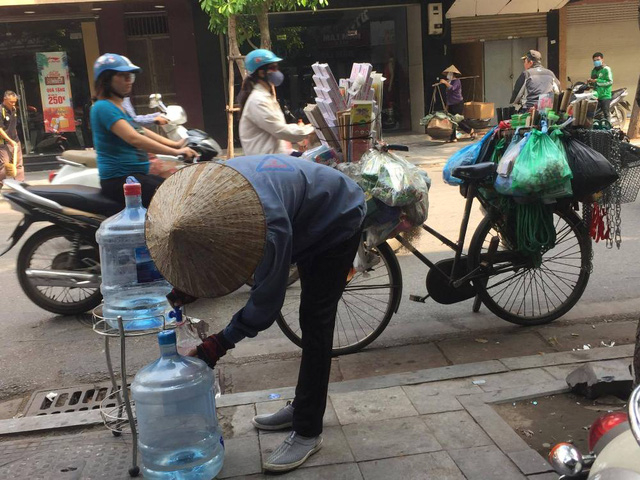 Những cốc nước miễn ph&iacute; sẽ đỡ cho người lao động một khoản chi ph&iacute; đ&aacute;ng kể.