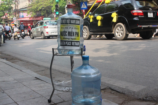 365 ng&agrave;y, d&ugrave; nắng hay mưa, b&igrave;nh nước vẫn được đặt gọn g&agrave;ng để phục vụ bất cứ ai c&oacute; nhu cầu.