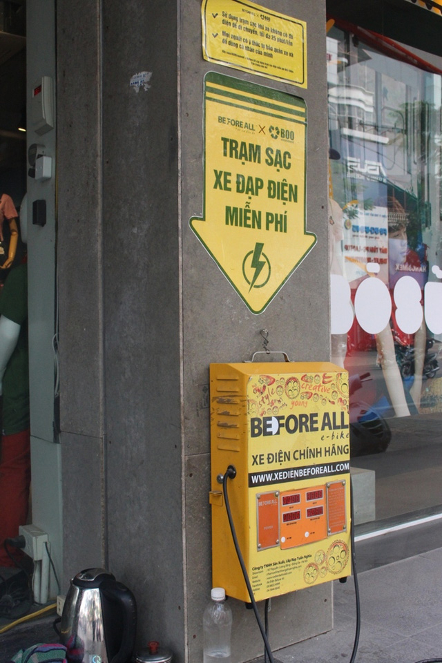 Cận cảnh trạm sạc xe điện tr&ecirc;n đường phố H&agrave; Nội.
