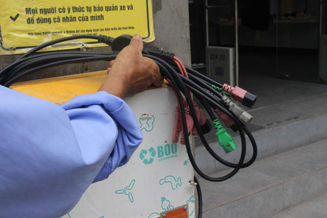 Mỗi trạm c&oacute; thể sạc được 2 xe với đủ c&aacute;c loại d&acirc;y cắm.