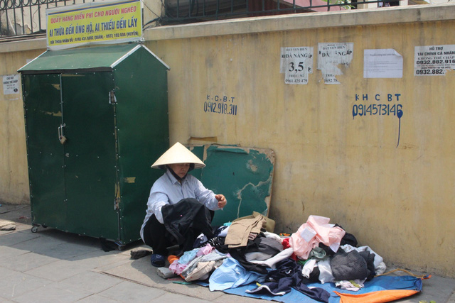 Thỉnh thoảng lại c&oacute; người đến t&igrave;m cho m&igrave;nh bộ quần &aacute;o ph&ugrave; hợp.