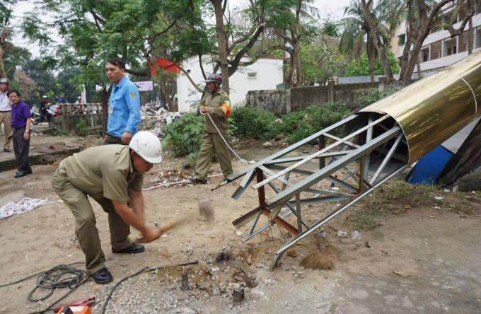 Lực lượng chức năng cưỡng chế th&aacute;o dỡ một biển quảng c&aacute;o khủng.