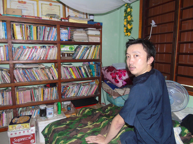 Với tấm l&ograve;ng d&agrave;nh cho c&aacute;c học sinh ngh&egrave;o tại địa phương, Khoa đ&atilde; quy&ecirc;n g&oacute;p tiền, s&aacute;ch b&aacute;o cũ để x&acirc;y dựng 1 thư viện mini ngay tại nh&agrave; v&agrave; 10 tủ s&aacute;ch kh&aacute;c tại trường tiểu học v&agrave; THCS Quảng Trường.