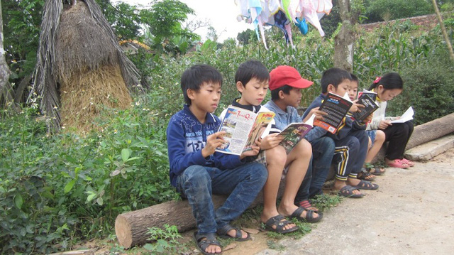 Những c&ocirc; cậu học tr&ograve; mải m&ecirc; với những cuốn s&aacute;ch từ thư viện của người đ&agrave;n &ocirc;ng t&agrave;n tật Mai Văn Khoa.