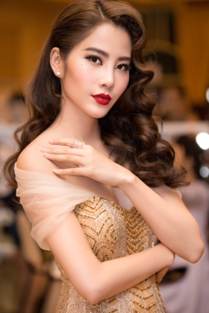 Bốn nữ ho&agrave;ng sắc đẹp Việt thay phi&ecirc;n nhau l&agrave;m vedette thời trang