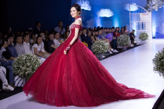 Bốn nữ ho&agrave;ng sắc đẹp Việt thay phi&ecirc;n nhau l&agrave;m vedette thời trang