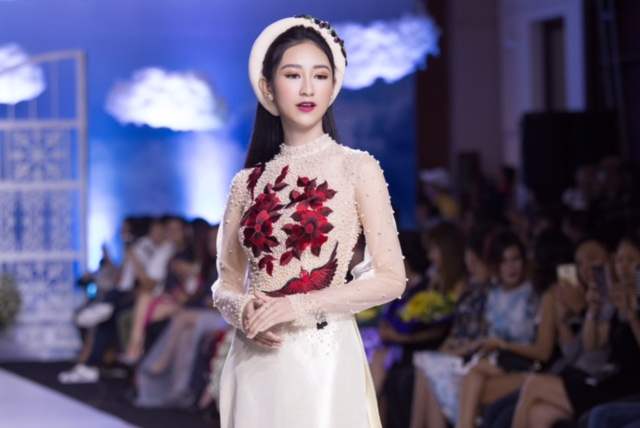 Bốn nữ ho&agrave;ng sắc đẹp Việt thay phi&ecirc;n nhau l&agrave;m vedette thời trang