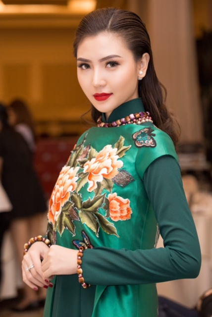 Bốn nữ ho&agrave;ng sắc đẹp Việt thay phi&ecirc;n nhau l&agrave;m vedette thời trang