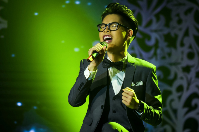 Đoan Trang khoe vẻ đẹp quyến rũ tr&ecirc;n s&acirc;n khấu S&agrave;i G&ograve;n Đ&ecirc;m Thứ 7