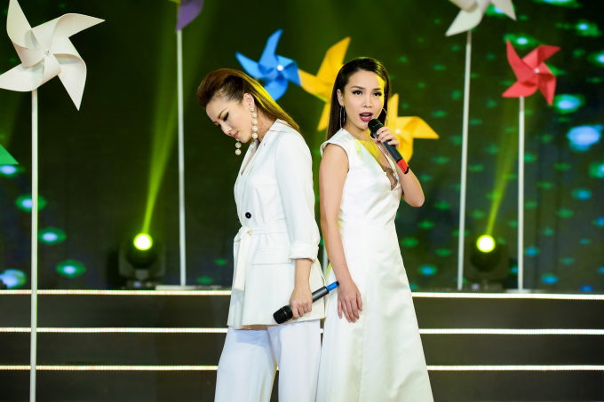 Đoan Trang khoe vẻ đẹp quyến rũ tr&ecirc;n s&acirc;n khấu S&agrave;i G&ograve;n Đ&ecirc;m Thứ 7