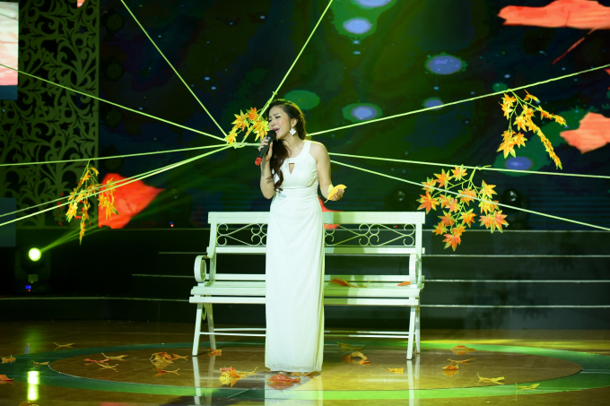 Đoan Trang khoe vẻ đẹp quyến rũ tr&ecirc;n s&acirc;n khấu S&agrave;i G&ograve;n Đ&ecirc;m Thứ 7