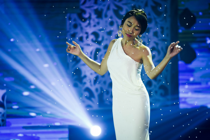 Đoan Trang khoe vẻ đẹp quyến rũ tr&ecirc;n s&acirc;n khấu S&agrave;i G&ograve;n Đ&ecirc;m Thứ 7