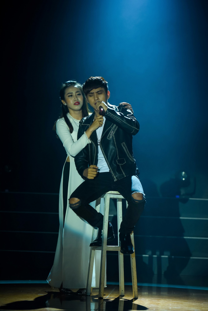 Đoan Trang khoe vẻ đẹp quyến rũ tr&ecirc;n s&acirc;n khấu S&agrave;i G&ograve;n Đ&ecirc;m Thứ 7