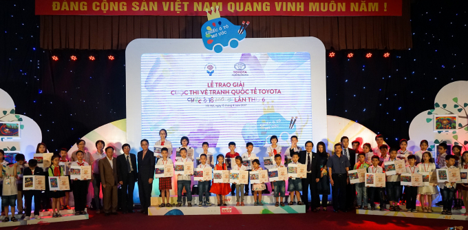 L&atilde;nh đạo TMV, Bộ GDDT v&agrave; Ban gi&aacute;m khảo chụp ảnh lưu niệm c&ugrave;ng th&iacute; sinh đạt giải.