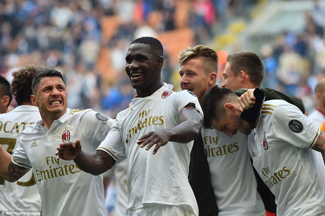 AC Milan ăn mừng b&agrave;n gỡ h&ograve;a 2-2 ở ph&uacute;t b&ugrave; giờ thứ 7.