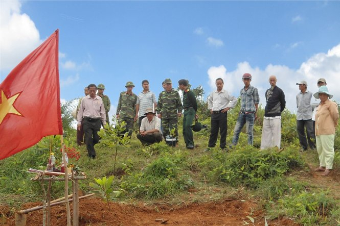 &Ocirc;ng Nga (b&igrave;a tr&aacute;i) trong một lần dẫn th&acirc;n nh&acirc;n liệt sĩ đi t&igrave;m h&agrave;i cốt - Ảnh: NVCC