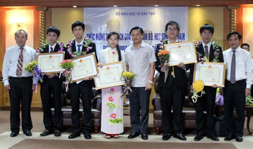 Huy chương v&agrave;ng Olympic Vật l&yacute; quốc tế Đinh Thị Hương Thảo&nbsp;nhận bằng khen từ Bộ Gi&aacute;o dục v&agrave; Đ&agrave;o tạo. Ảnh:&nbsp;Quỳnh Trang.