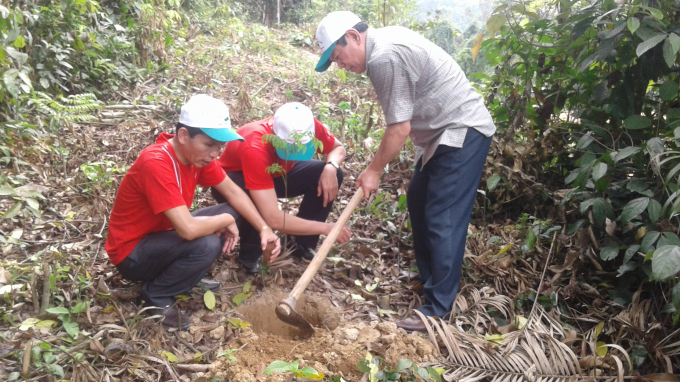 T&igrave;nh nguyện vi&ecirc;n c&ugrave;ng với l&atilde;nh đạo địa phương trồng c&acirc;y.