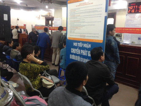 Người d&acirc;n H&agrave; Nội đổ x&ocirc; đổi giấy ph&eacute;p l&aacute;i xe do Th&ocirc;ng tư số 58/2015 của Bộ Giao th&ocirc;ng Vận tải