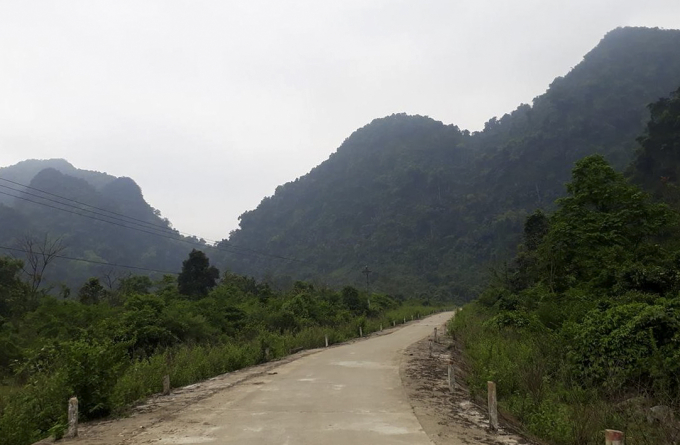 Muốn v&agrave;o Rục, phải đi qua nhiều d&atilde;y n&uacute;i, leo nhiều con dốc cao.