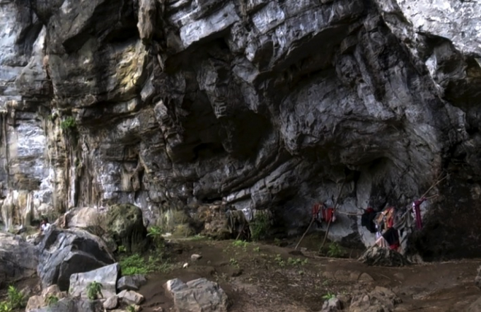 Những hang đ&aacute; trước đ&acirc;y người Rục sinh sống.