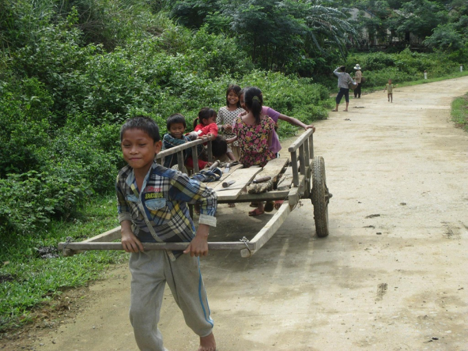 Trẻ em người Rục đang n&ocirc; đ&ugrave;a.