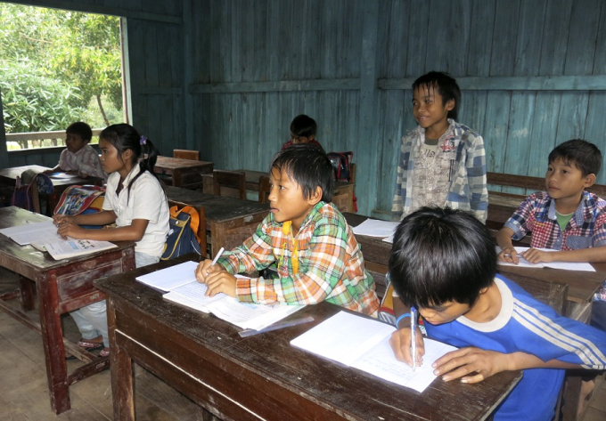 Gần như 100% trẻ em đến lớp học chữ.