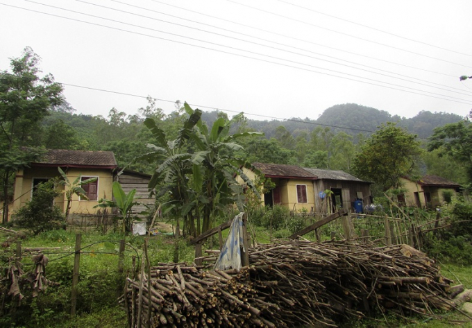 Những ng&ocirc;i nh&agrave; ki&ecirc;n cố được nh&agrave; nước x&acirc;y dựng cho người Rục.