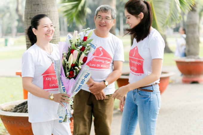 &Aacute; hậu Thuỳ Dung dẫn bố mẹ tham dự đường chạy v&igrave; trẻ em ngh&egrave;o