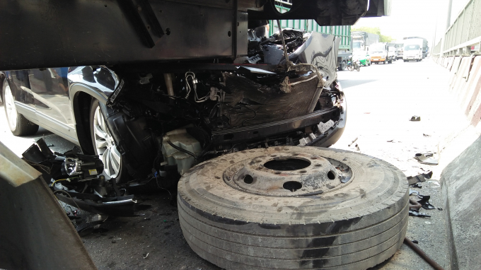 Phần đầu &ocirc; t&ocirc; 7 chỗ hư hỏng nặng, găm chặt v&agrave;o đu&ocirc;i xe tải.