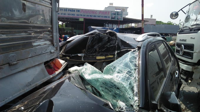 K&iacute;nh chắn gi&oacute; &ocirc; t&ocirc; 7 chỗ bể n&aacute;t.