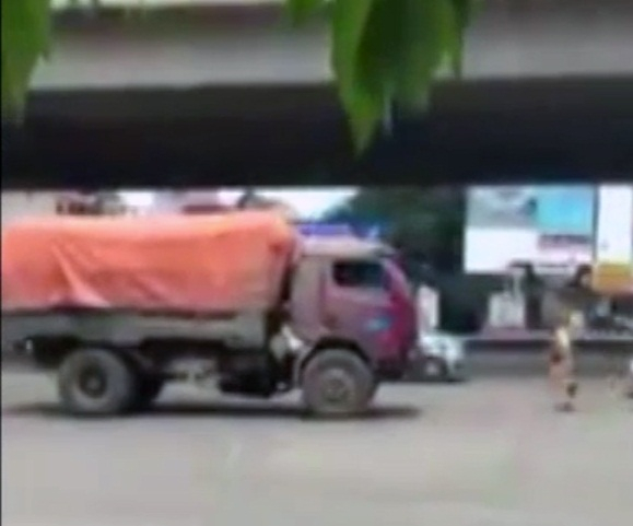 CSGT chạy bộ đuổi theo xe tải l&ugrave;i ngược chiều. (Ảnh cắt từ clip)