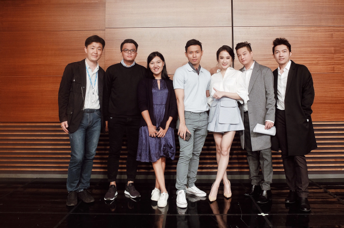 Angela Phương Trinh khoe thần th&aacute;i kh&ocirc;ng k&eacute;m sao ngoại trong chuyến thăm đ&agrave;i truyền h&igrave;nh MBC