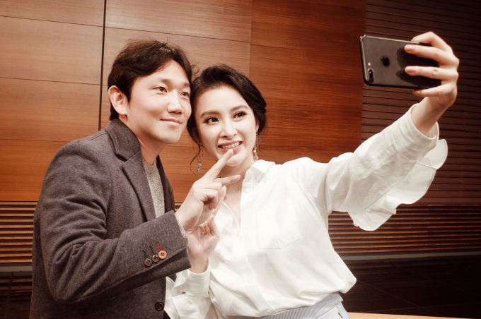 Angela Phương Trinh khoe thần th&aacute;i kh&ocirc;ng k&eacute;m sao ngoại trong chuyến thăm đ&agrave;i truyền h&igrave;nh MBC