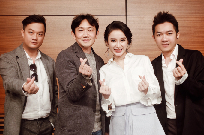 &Ecirc;kip VN chụp h&igrave;nh c&ugrave;ng đạo diễn Jung Dae Yoon (thứ hai từ tr&aacute;i sang).