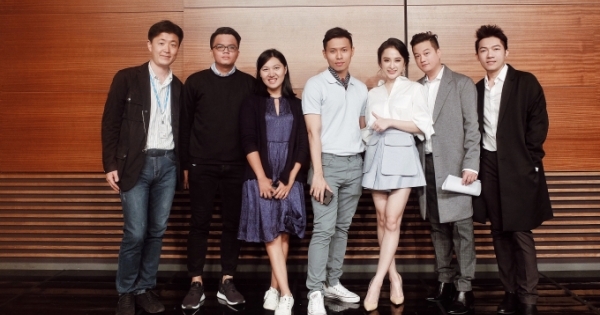 Angela Phương Trinh khoe thần thái không kém sao ngoại trong chuyến thăm đài truyền hình MBC