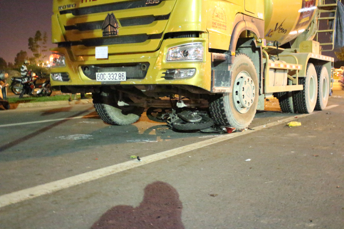 Xe m&aacute;y của nạn nh&acirc;n bị cuốn v&agrave;o gầm.